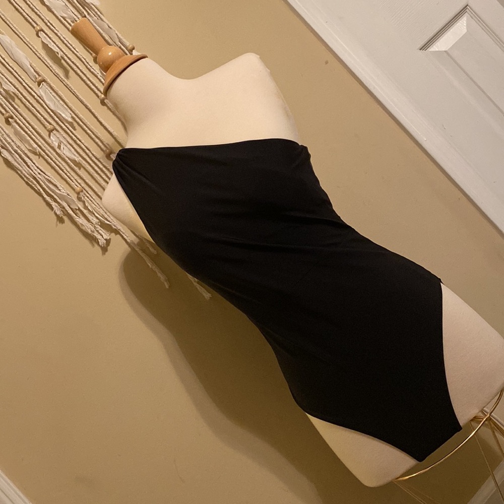 Beautiful one piece by Summersalt. The Ruched Sidestroke in sea urchin black. 8